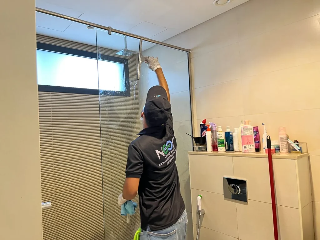 Bathroom deep cleaning